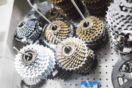 close-up-de-bicicleta-chainrings-em-oficina