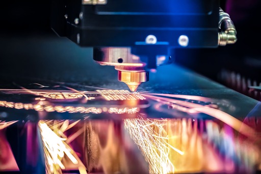 corte-a-laser-cnc-de-metal-tecnologia-industrial-moderna-profundidade-de-campo-pequena-aviso-tiro-autentico-em-condicoes-desafiadoras