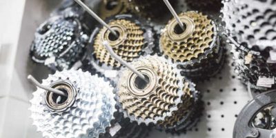close-up-de-bicicleta-chainrings-em-oficina