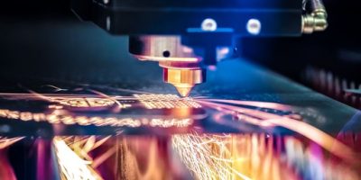 corte-a-laser-cnc-de-metal-tecnologia-industrial-moderna-profundidade-de-campo-pequena-aviso-tiro-autentico-em-condicoes-desafiadoras