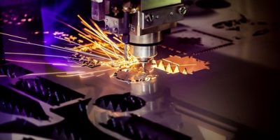 corte-a-laser-cnc-de-metal-tecnologia-industrial-moderna-profundidade-de-campo-pequena-aviso-tiro-autentico-em-condicoes-desafiadoras-um-pouco-granulado-e-talvez-borrado