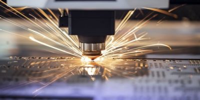 maquina-a-laser-industrial-corta-pecas-em-chapa-de-aco