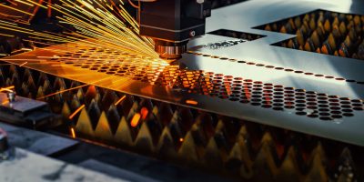 maquina-para-corte-a-laser-de-metal-a-cabeca-do-laser-corta-a-folha-com-uma-dispersao-de-faiscas-de-feixe